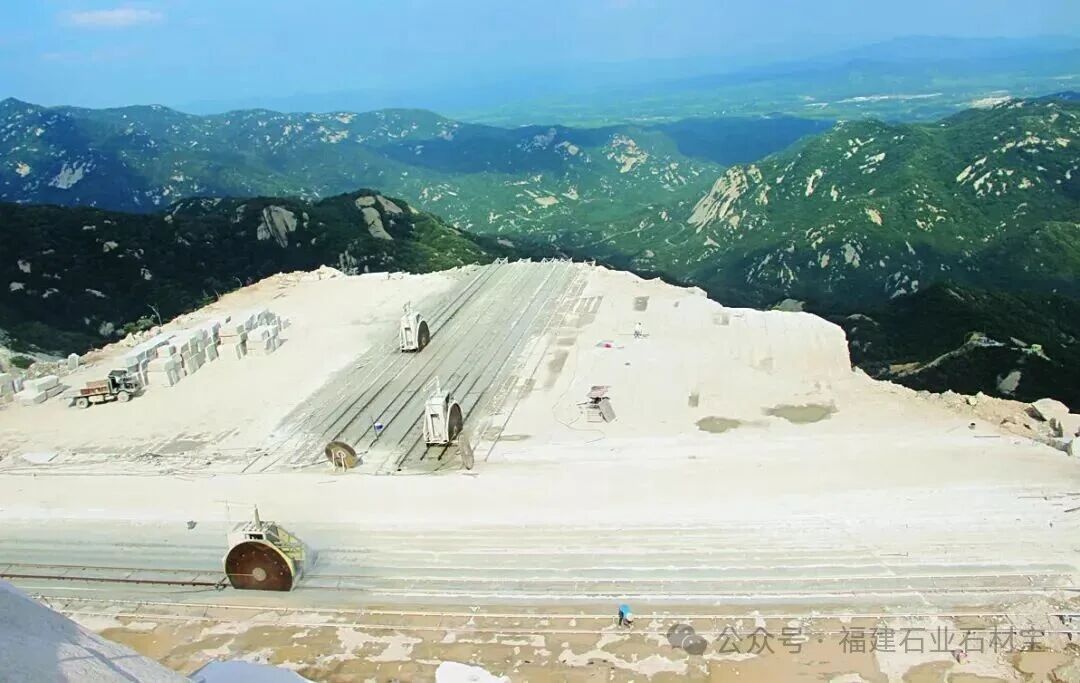 随州市汉随矿业有限公司以8.03 亿元的成交价，成功竞得 湖北省随县明阳塘矿区南矿段饰面用花岗岩矿的采矿权。